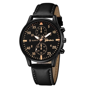 Reloj de cuarzo para hombre con correa de cuero negro e índices de oro rosa, vista 45 grados