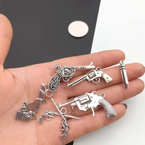 Set mit sechs antiken Pistolen- und Kugelanhängern für DIY-Schmuck aus Legierung