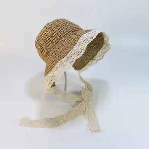 Gros plan détaillé d'un chapeau de paille fait main avec dentelle blanche et rubans