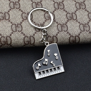 Portachiavi Creativo a Forma di Pianoforte in Lega di Zinco Con Note Musicali in Strass Smalto Bianco e Nero Regalo