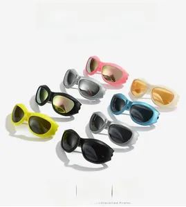 Vue détaillée des lunettes de soleil sport Y2K steampunk en plusieurs couleurs tendance