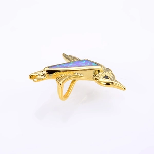 Vogel-Anhänger mit Goldbeschichtung und schillernder violetter Opal-Einlage im Detail