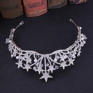 Dettaglio corona da sposa argentata con stelle scintillanti, cristalli e perle bianche