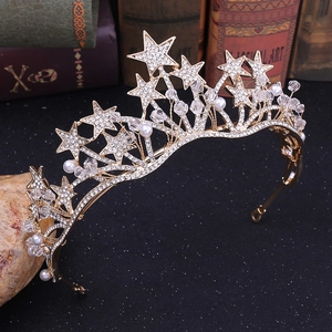 Dettaglio di una corona da sposa con stelle dorate, strass trasparenti e perline