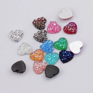 Detail van 12mm hartvormige hars cabochons met sprankelende druzy textuur in diverse kleuren