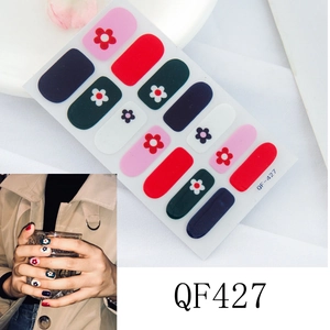 Détails des stickers ongles QF427 avec motifs floraux et vue sur main de mannequin