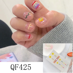 Autocollants d'ongles vagues arc-en-ciel et fleurs jaunes QF425 sur base naturelle