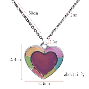 Detailed size specifications for a heart-shaped thermochromic mood pendant necklace