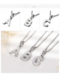 Vue détaillée des pendentifs lettres A, B, C en argent avec incrustation de nacre