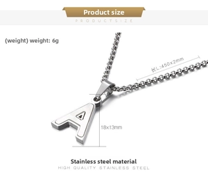 Détail du collier avec pendentif lettre A en acier inoxydable argenté et dimensions