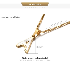 Dettaglio della collana in acciaio inossidabile dorato con ciondolo lettera A da 18x13mm