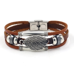 Bracciale multistrato in pelle marrone con ciondolo a foglia e chiusura in acciaio