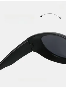 Détail de la charnière texturée durable sur lunettes de soleil de sport Y2K noir mat
