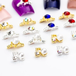 Bijoux d'ongles de luxe en alliage doré avec perles et zircons colorés de formes variés
