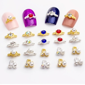 Kit bijoux ongles japonais avec couronnes 3D et lettres D sur faux ongles décorés