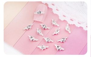 Vue détaillée des bijoux à ongles en alliage argenté avec cristaux sur manucure rose