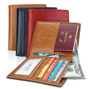 Vue détaillée du protège-passeport en cuir RFID avec fentes et diverses couleurs au choix