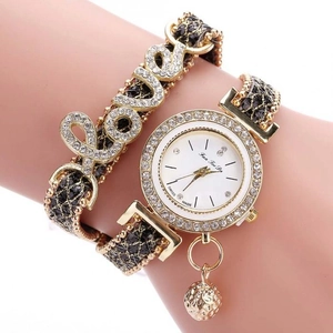 Dettaglio dell'orologio a bracciale LOVE con cinturino in pelle bordeaux e pendente oro
