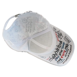 Casquette de baseball blanche en coton avec graffitis colorés et boucle en métal réglable