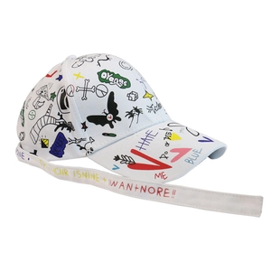 Détail d'une casquette en coton blanc avec graffitis colorés et sangle longue réglable