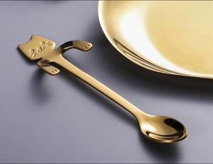 Close-up of a golden cat-shaped spoon made of 304 stainless steel with a glossy finish