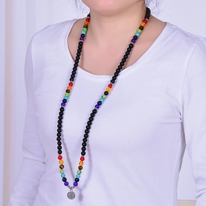 Détail du collier de perles chakra avec pendentif argenté représentant l'Arbre de Vie