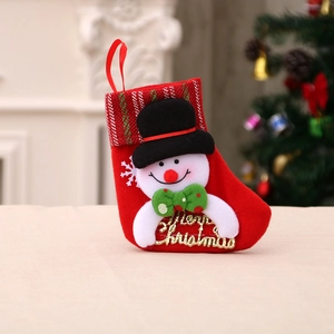 Chaussette de Noël en velours rouge avec bonhomme de neige et lettrage doré
