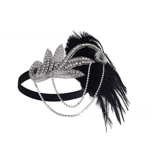 Détail du bandeau Gatsby des années 1920 avec plumes noires et détails de feuilles en strass