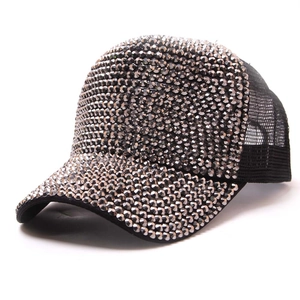 Gros plan de strass argentés brillants sur une casquette de baseball en mesh noir