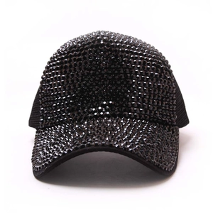 Détails de la casquette de baseball noire ornée de strass brillants et maille filet