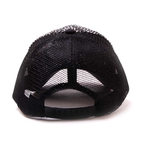 Détail de la casquette trucker en filet noir avec strass argentés et sangle réglable