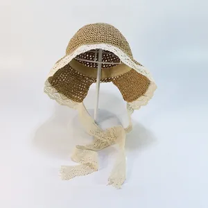 Vue détaillée du chapeau de soleil en paille tissée avec bordure en dentelle blanche