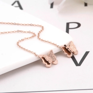 Boucles d'oreilles papillon en or rose avec design double couche mat et brillant