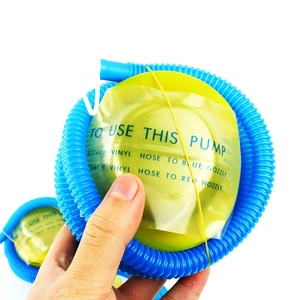 Pompa a pedale portatile gialla in plastica con tubo blu per palloncini e salvagenti