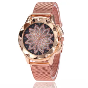 Détail du cadran noir à motif floral en cristal et du bracelet en maille or rose