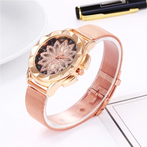 Montre élégante pour femme en or rose avec cadran fleuri en diamants et bracelet maille