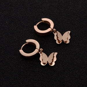 Dettaglio orecchini a farfalla in oro rosa 18K in acciaio al titanio opaco e lucido