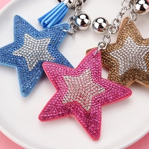 Porte-clés étoile étincelant avec strass et pompons en bleu, rose et marron foncé