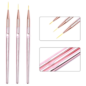 Dettaglio pennelli nail art oro rosa con punte sottili e impugnatura ergonomica professionale