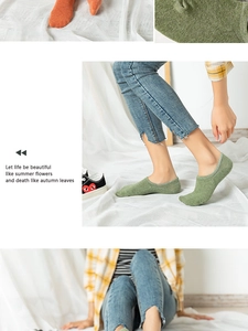 Detailed knit texture of green and orange low cut cotton invisible boat socks