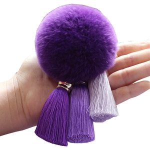 Paarse nepbont pompon sleutelhanger met kwastjes als stijlvol accessoire voor tassen
