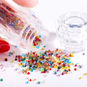 Micro diamantes de 1,1 mm para uñas vertidos desde un envase con forma de diamante