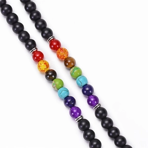 Détails de perles d'onyx noir mat et sept pierres de chakra avec des espaceurs argentés