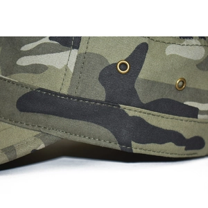 Primer plano de gorra militar de camuflaje con ojales metálicos para hombre