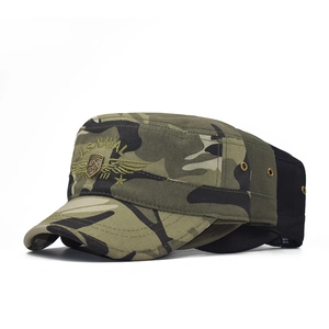 Detalle del bordado US NAVAL e insignia metálica en la gorra militar de camuflaje