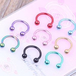 Klassische C-förmige Piercingringe in 8 Farben aus poliertem Edelstahl gefertigt
