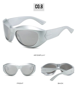 Vues multiples de lunettes de soleil sport Y2K steampunk argentées avec verres gris et mat
