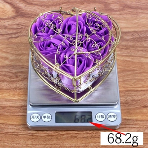 Weight display of 6 purple soap roses in a heart-shaped metal basket showing 68.2g on scale