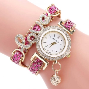 Dettaglio orologio al quarzo da donna con bracciale LOVE e cinturino rosa intrecciato