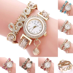 Dettaglio ravvicinato dell'orologio bracciale Love con strass e cinturino metallico